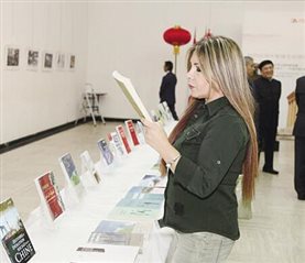 11月24日，在黎巴嫩首都贝鲁特的联合国教科文宫，一名来宾在中国优秀出版物展现场阅读展出的书籍。新华社记者 李良勇 摄